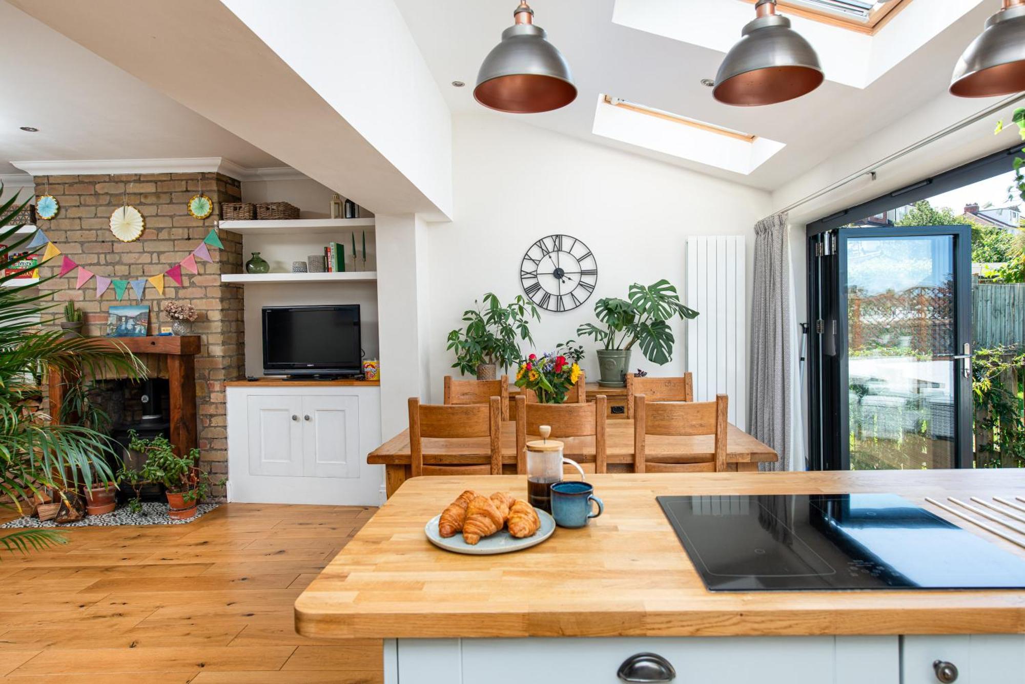 Charming Family Home With Stoves, Garden & Parking Бристоль Экстерьер фото