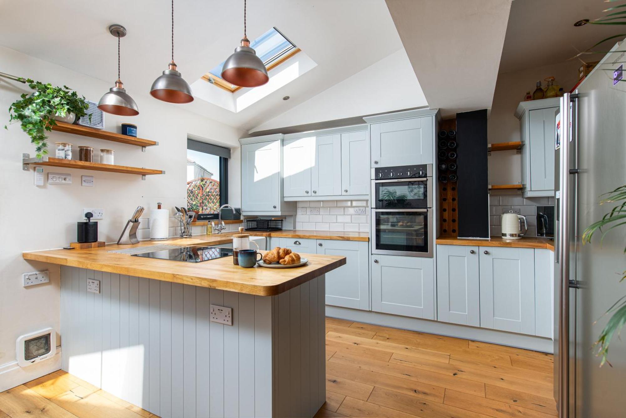 Charming Family Home With Stoves, Garden & Parking Бристоль Экстерьер фото